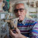 Ad accoglierci c'� il maestro, un uomo dai capelli bianchi lunghi fino alle spalle e con la pelle del viso e delle mani segnata dal tempo e dal duro lavoro manuale